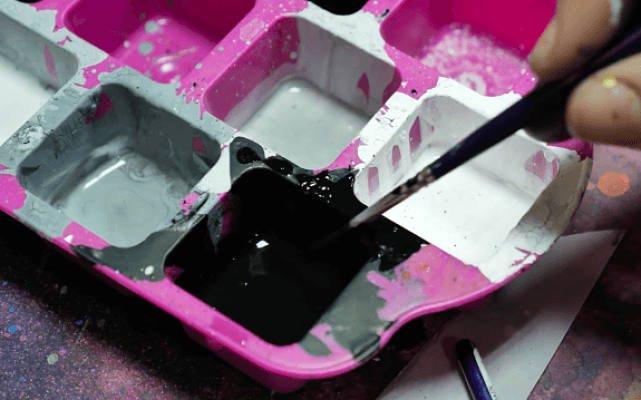 Nem1977 utilizando pintura acrílica para su técnica de mixed media 